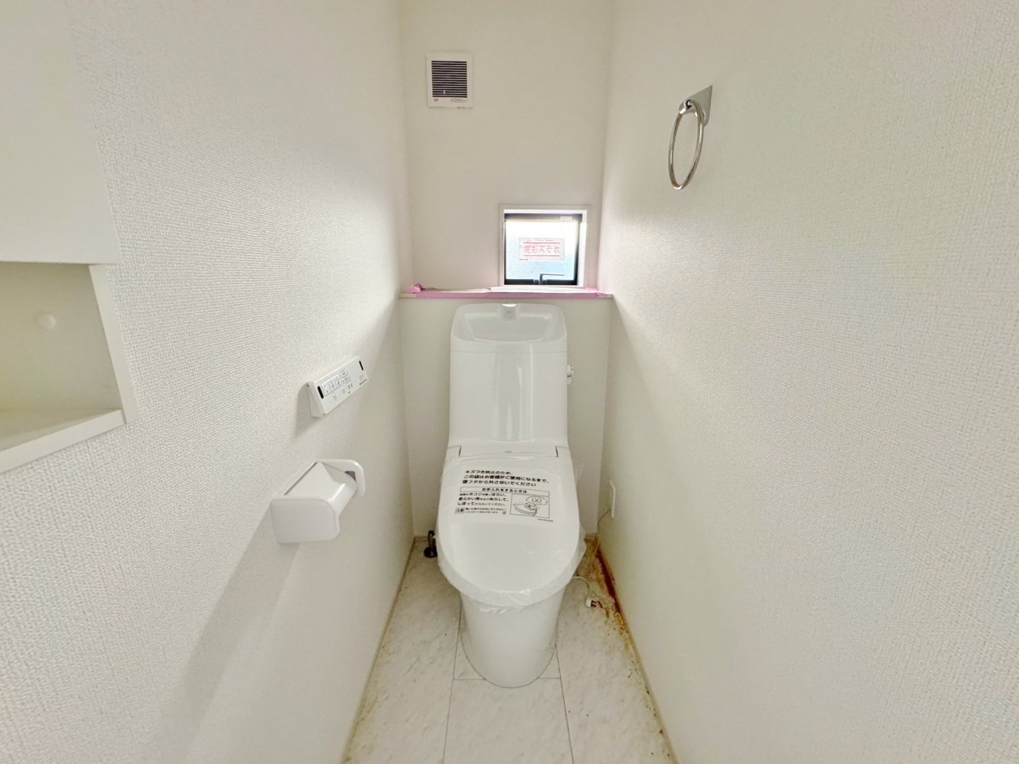 白を基調に飽きのこない空間は、質感豊かな仕上がりです。