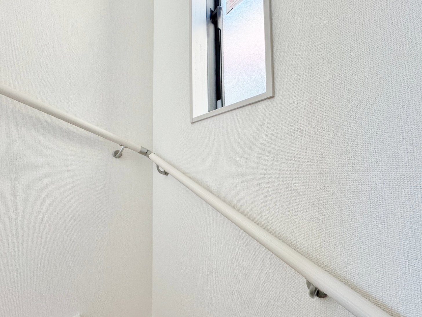 安全に暮らせるよう、階段にはしっかり手すりが備え付けてあります。