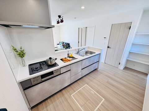 【1号棟】<br>リビング全体を見渡せる対面キッチン。料理や後片付けをしながら、家族との会話を楽しめます。