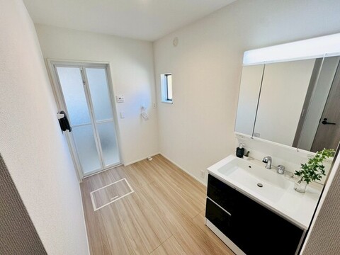 【1号棟】<br>LED照明のくもり止め仕様。ミラー扉の内側がすべて収納スペースになっています。