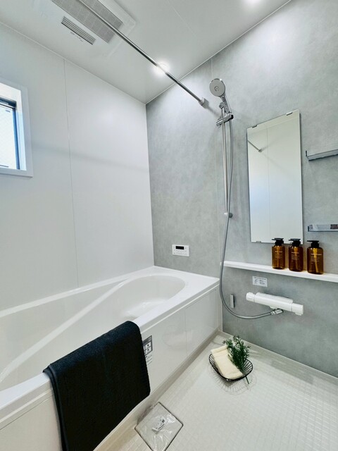 【1号棟】<br>浴室暖房乾燥機も完備しており、カビの心配がないのはもちろん、雨の日には浴室でお洗濯ものを乾かせます。のスライド画像