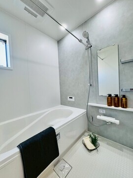 【1号棟】<br>浴室暖房乾燥機も完備しており、カビの心配がないのはもちろん、雨の日には浴室でお洗濯ものを乾かせます。