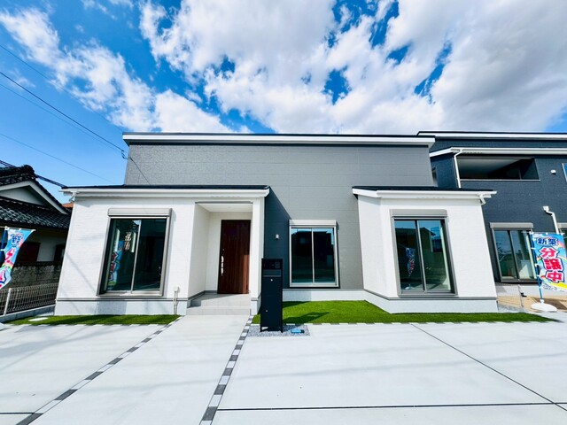 【1号棟】<br>カースペース3台分、宅配ボックスありのスライド画像