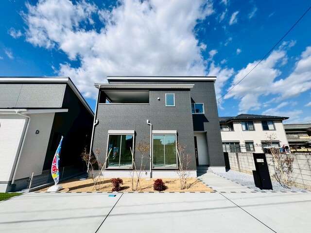 【2号棟】<br>カースペース3台分、宅配ボックスありのスライド画像