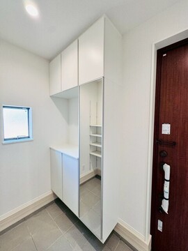 【2号棟】<br>天井までの高さがあるたっぷり玄関収納。大容量のコの字型タイプで鍵などの小物も置けるスペースがあります。