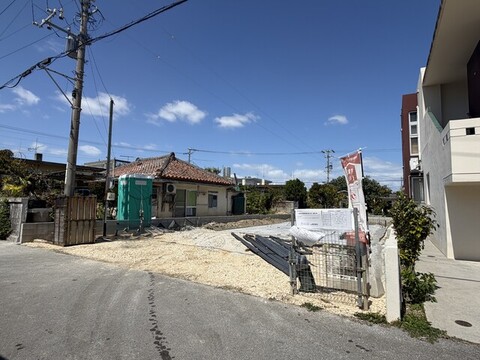 土地写真（南側道路から）