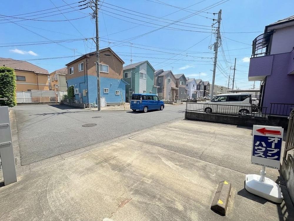 前面道路は幅員にゆとりがあり、カースペースから道路へ出入りしやすい配置です。周辺は戸建住宅が建ち並ぶ街並みで、現地からは道路の広がりや周辺環境も確認できます。