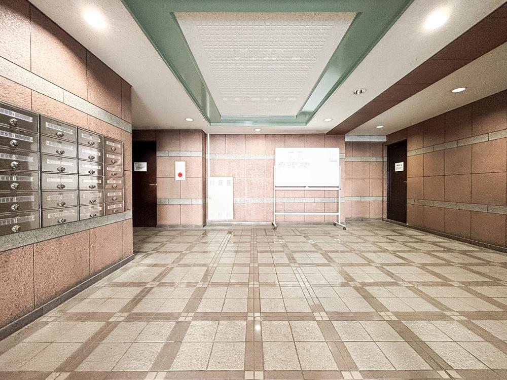 マンションに住まう人をいつも暖かく迎えてくれるような、優しい温もりが漂っています。