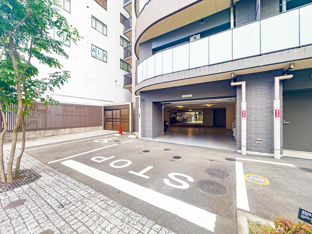 駐車場スペース。バイク置き場や駐輪場もございます。ご利用の際は、料金や空き状況などを確認致します。現地(2026年1月)撮影