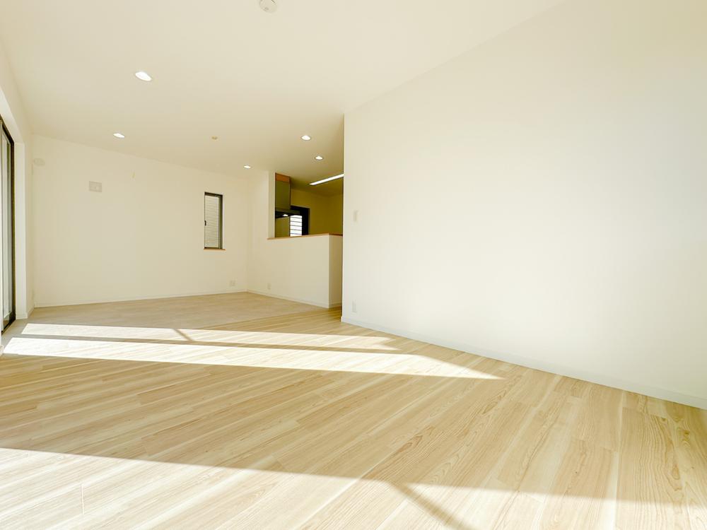 南向きの大きな窓から陽光が差し込む、開放感あふれるLDK。明るい木目フローリングと白を基調とした内装が、毎日の暮らしをやさしく包み込み、家族が自然と集まる心地よい空間です。