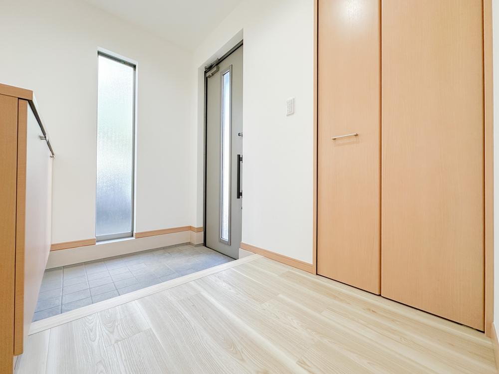 採光の取れる玄関は、帰宅時に明るく迎えてくれる空間。収納もしっかり確保されており、いつでもすっきりとした印象を保てます。