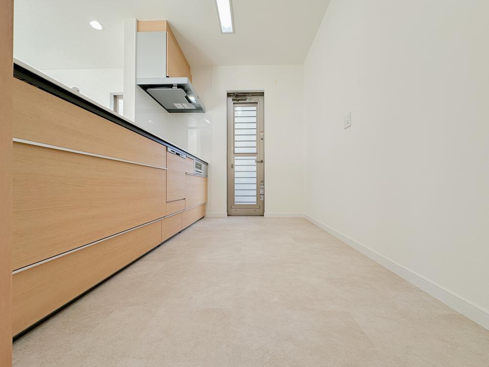 対面式キッチンで、料理をしながらリビングの様子を見渡せます。家族との会話が生まれ、食事の時間がもっと楽しみになる空間です。