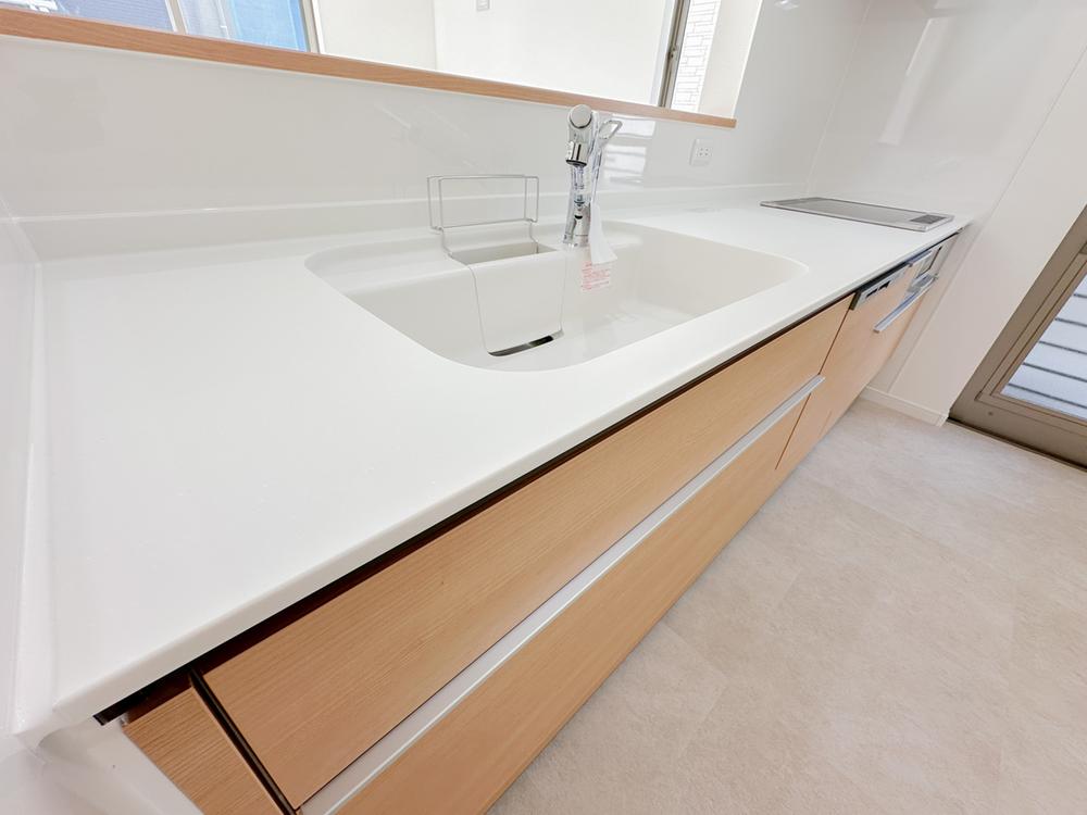 広々としたシンクと作業スペースで、下ごしらえや後片付けも快適。収納力もあり、調理道具が増えてもスッキリ保てます。