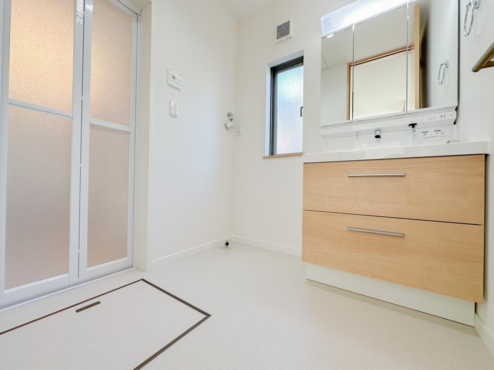 ゆとりある洗面室は、洗濯・身支度・収納を一か所で完結。家事動線がコンパクトにまとまり、毎日の動きが自然と効率的になります。