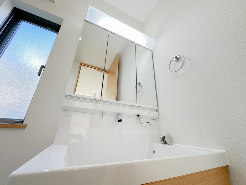 三面鏡収納付きの洗面化粧台。生活感を隠しながらスッキリ使え、朝の身支度もスムーズ。水まわりが整うと一日が気持ちよく始まります。