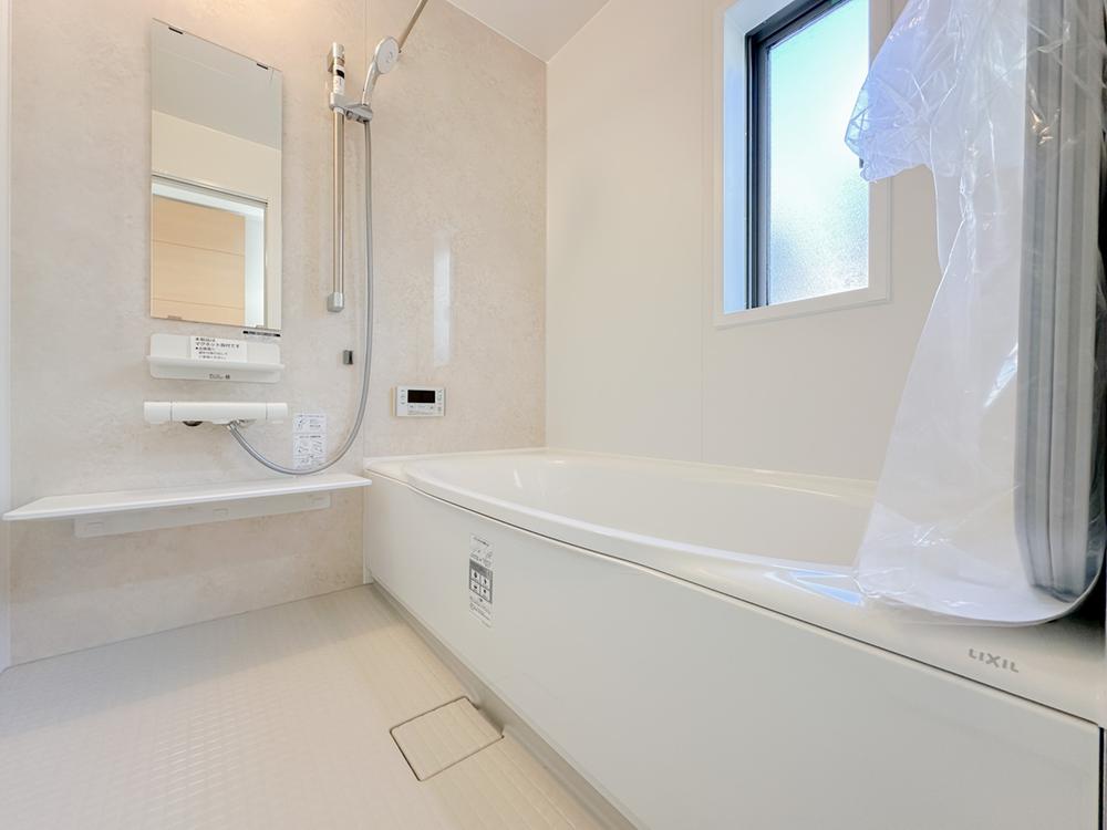 窓付きで換気しやすい浴室。清潔感あるデザインに加え、浴室乾燥機付きで雨の日の洗濯や冬場の入浴も快適にサポートします。