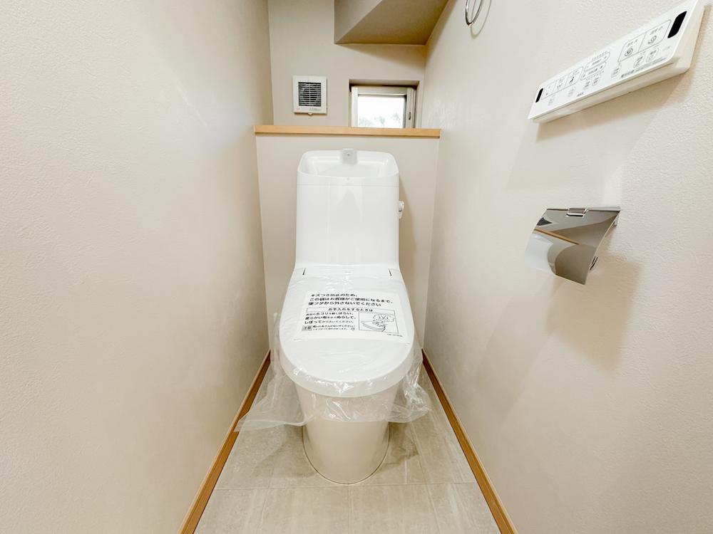 すっきりとしたデザインのトイレは、窓付きで明るく清潔感のある印象。毎日使う場所だからこそ、快適さに配慮された空間です。