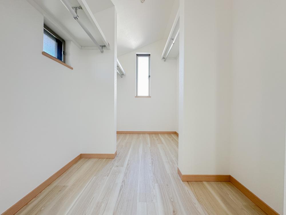 通路幅にゆとりのあるウォークインクローゼット。衣類はもちろん、季節物や大型荷物もまとめて収納でき、住空間をすっきり保てます。