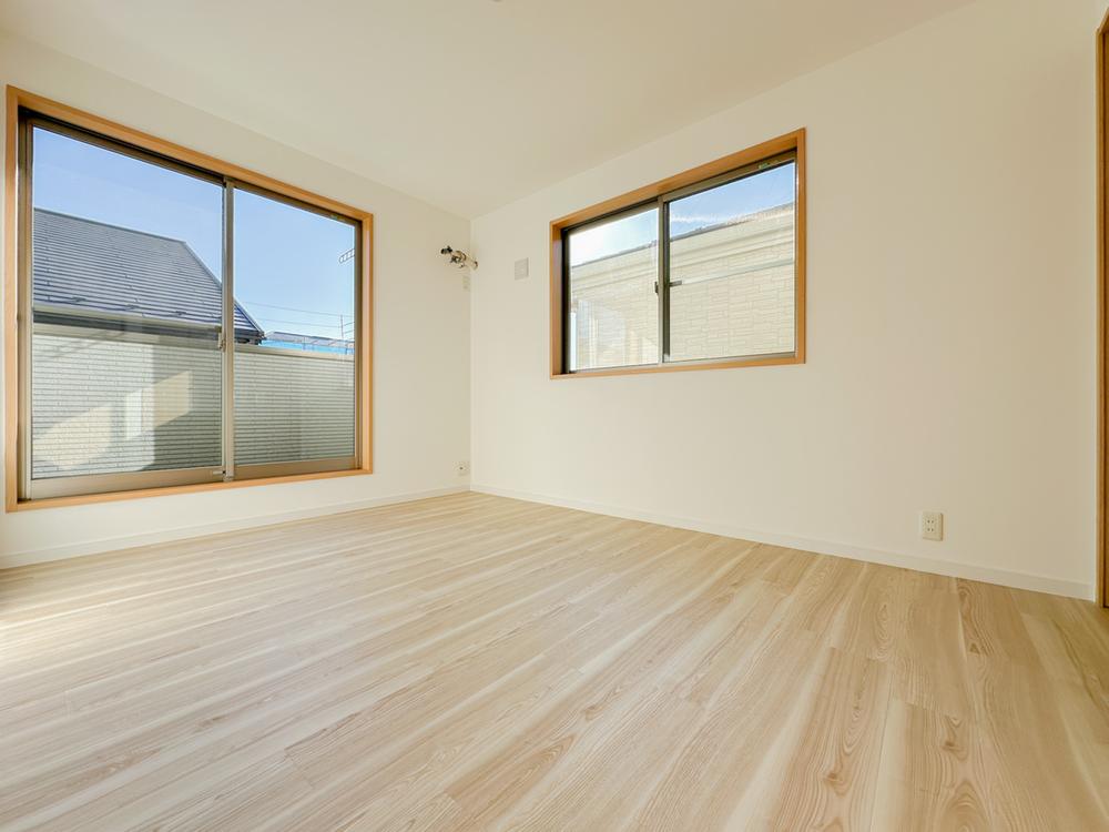 2面採光で明るさを確保した洋室。風通しも良く、寝室や子ども部屋としても快適に使える、落ち着いたプライベート空間です。