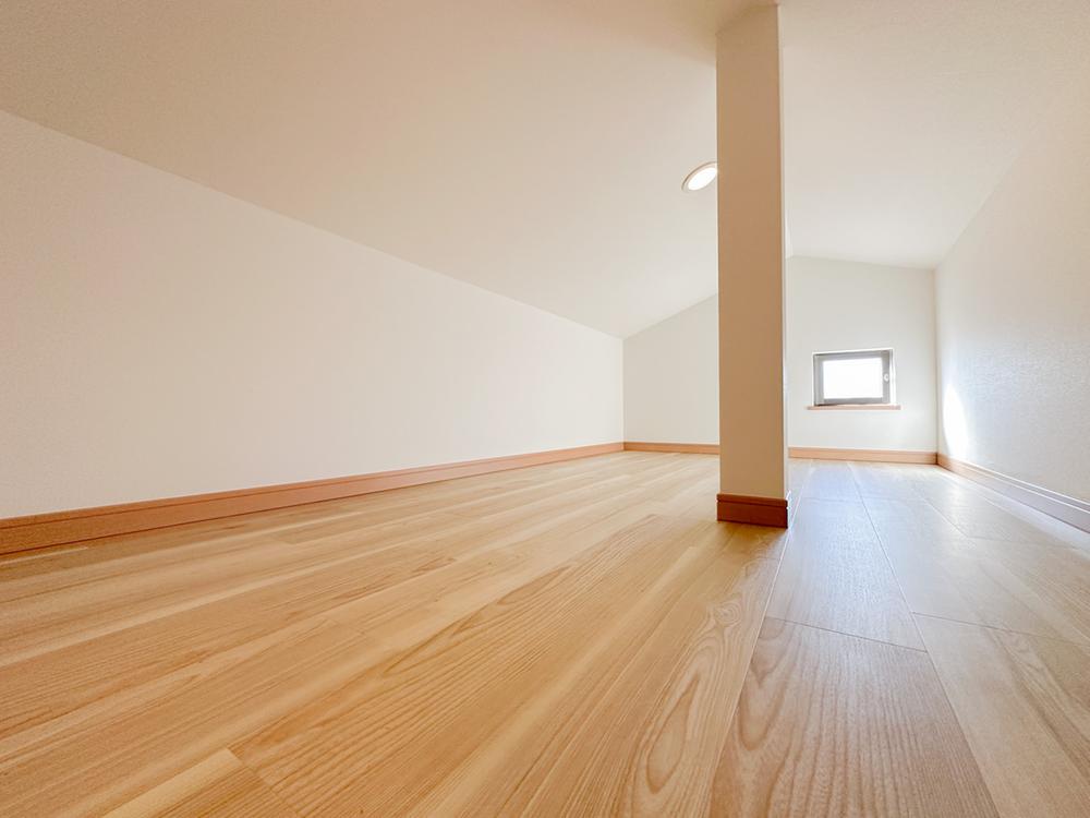 天井高を活かした小屋裏収納は、季節物や思い出の品をすっきり保管可能。居室を広く使えるため、日常の暮らしにゆとりが生まれます。