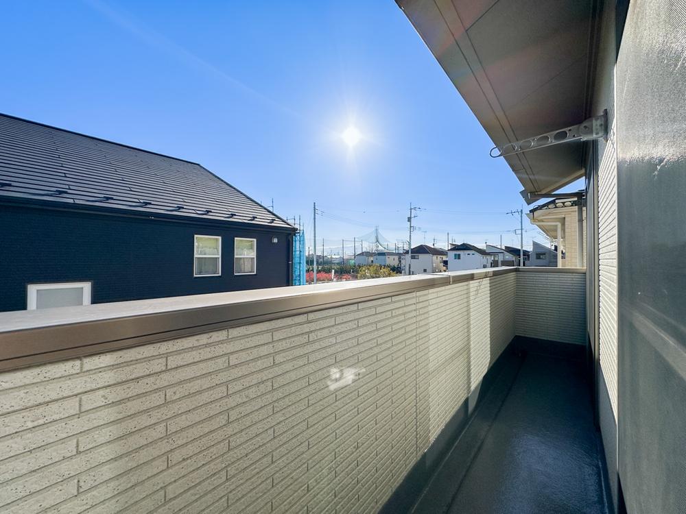 陽当たりの良いバルコニーは、洗濯物もよく乾きそう。開放感のある眺めで、ちょっとした気分転換や外の空気を楽しむ場所としても活躍します。