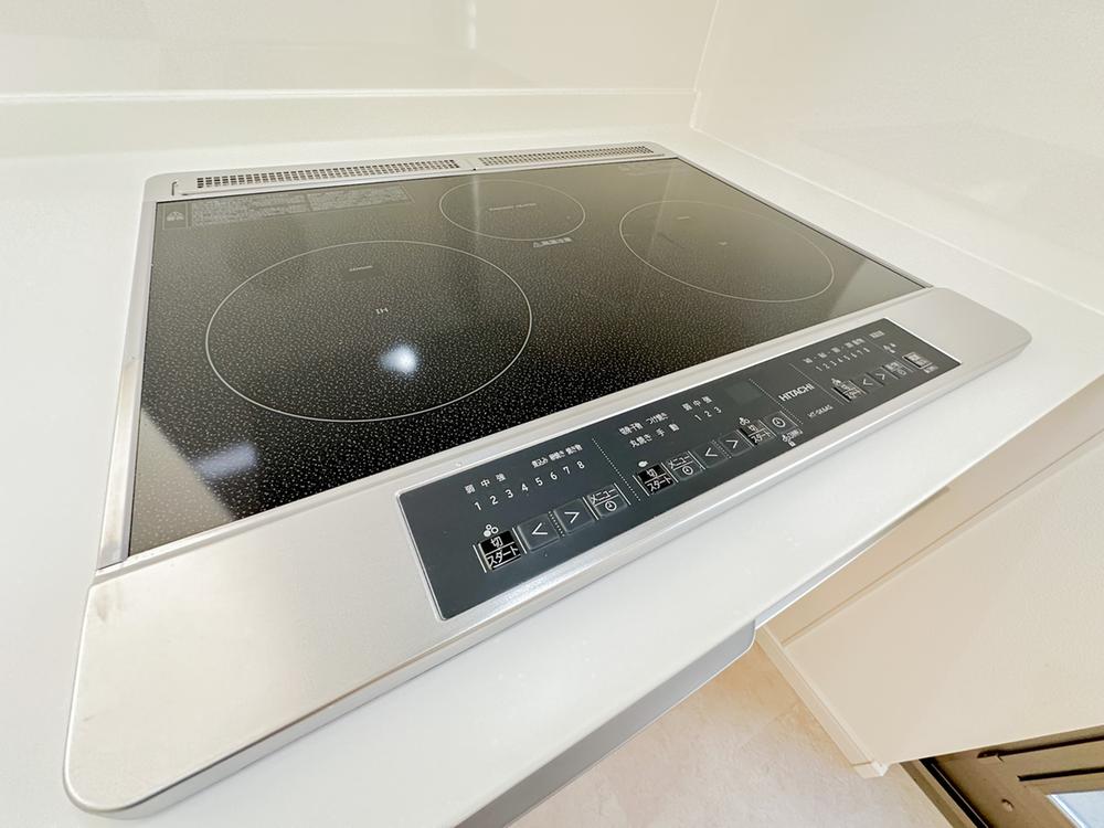 火を使わないIHクッキングヒーターは、お子さまのいるご家庭でも安心。フラットな天板でお手入れがしやすく、毎日の料理が快適に進みます。複数品同時調理も可能で、家事効率が自然と高まるキッチンです。