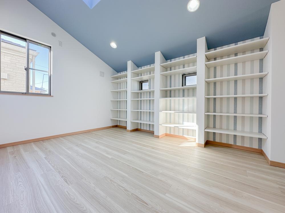 造作棚が設けられた洋室は、趣味部屋や書斎にもおすすめ。収納と居室を兼ねた使い勝手の良い空間で、暮らしの幅が広がります。
