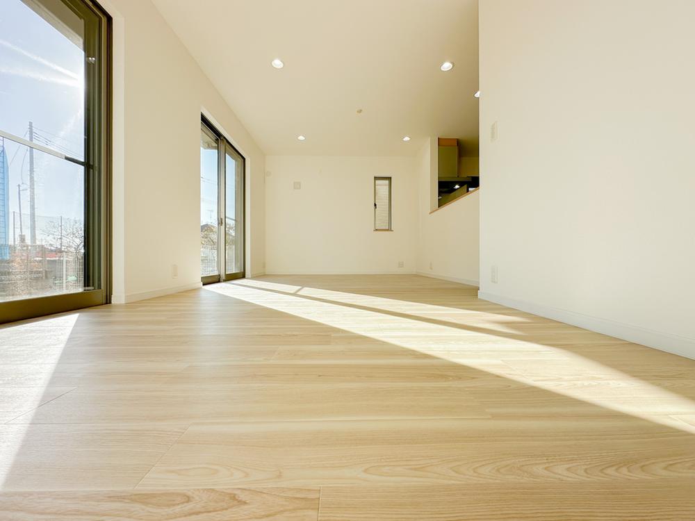 大きな掃き出し窓から自然光がたっぷり差し込むリビング。時間帯ごとに光の表情が変わり、家族が自然と集まる心地よい空間が広がります。