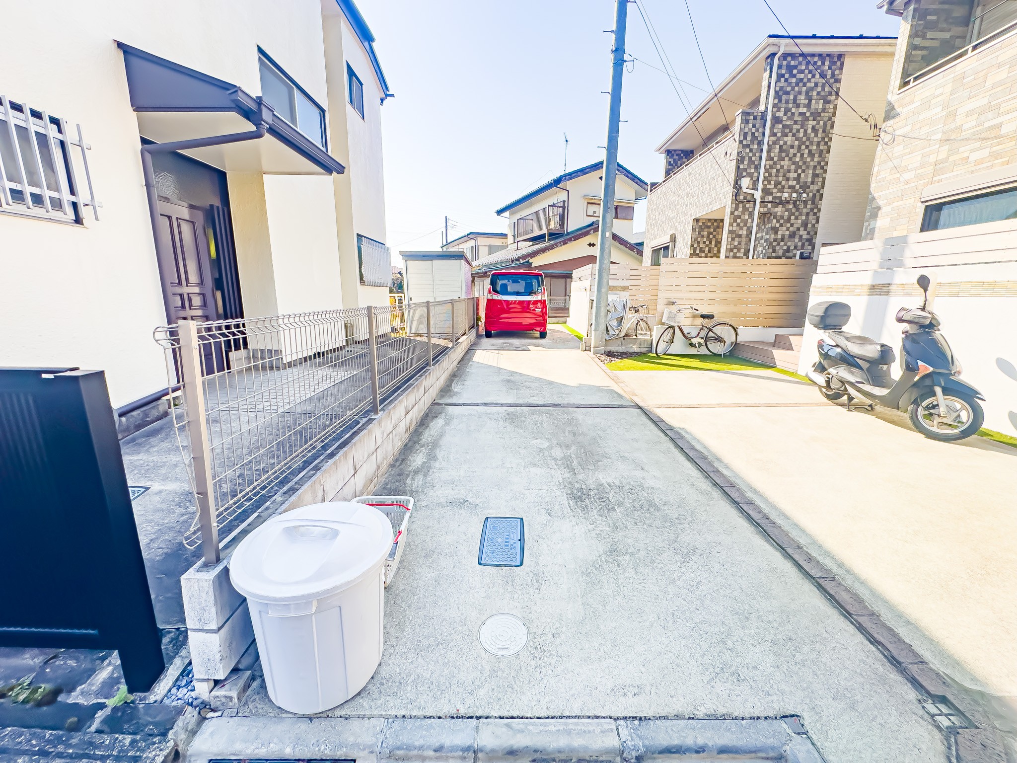 カースペースを2台分ご用意しております(車種による)。お仕事用とプライベート用とを使い分けることができます。2026/3/21撮影