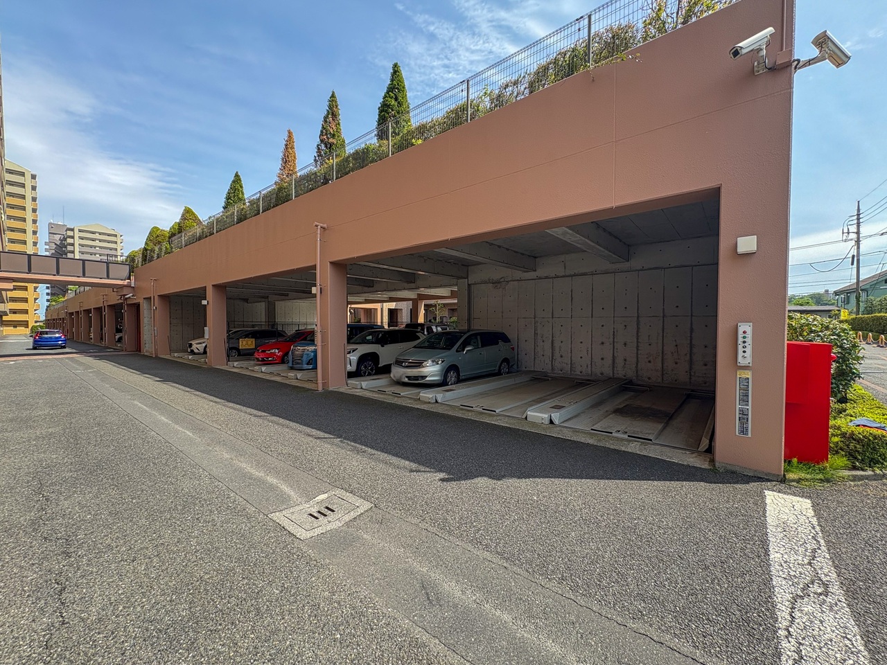 建物のすぐ裏には駐車場が設けられているため、出し入れ行いやすいです。