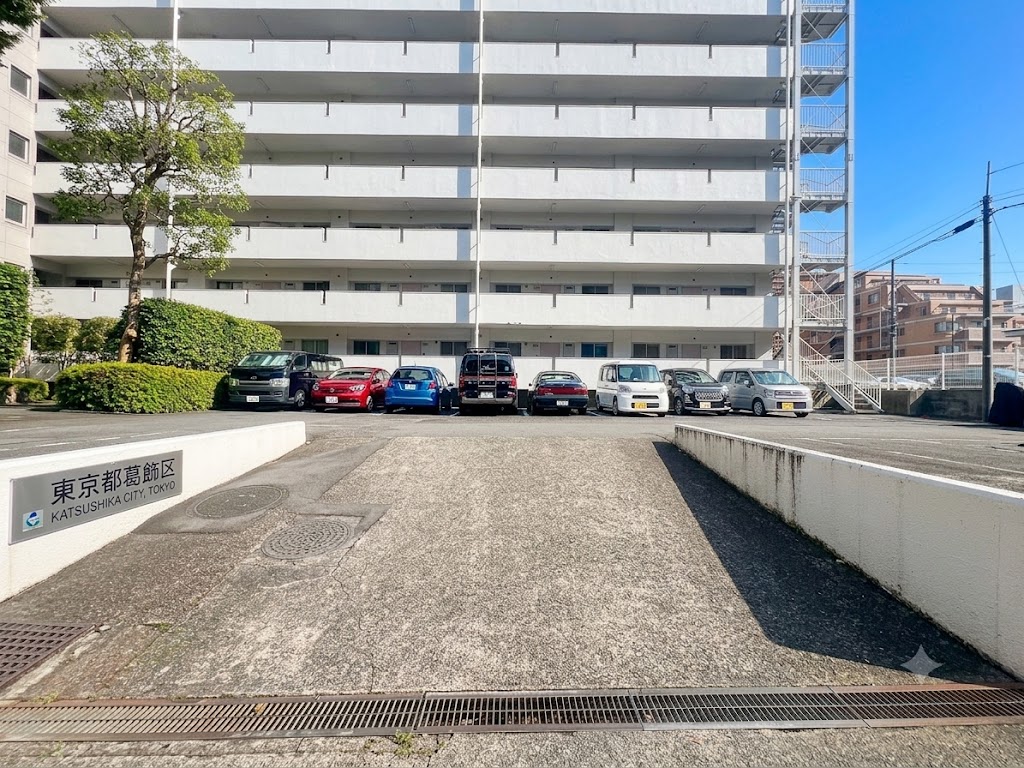敷地内に駐車場があるため、車の移動がスムーズに行え、日常の外出が便利です。マンションの管理体制が整っており、防犯面でも安心して利用できる駐車場です。