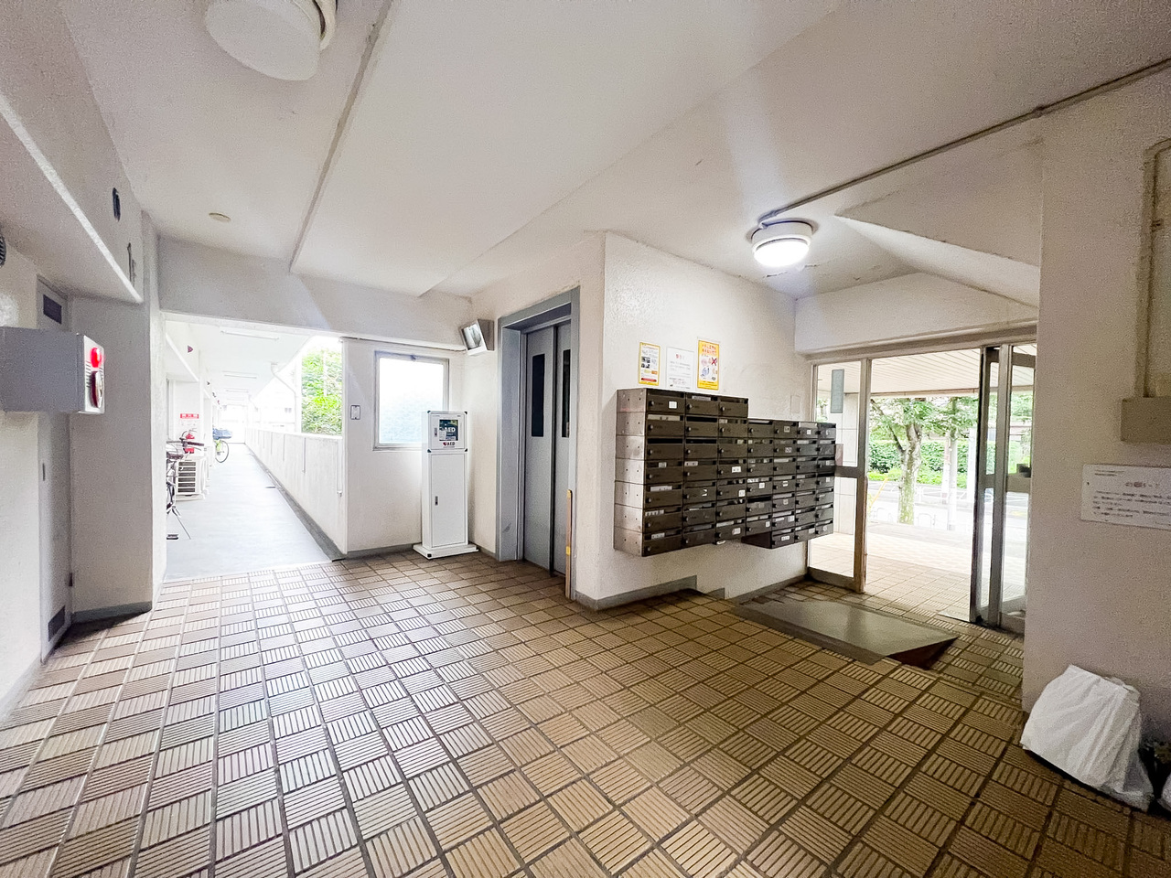 大規模コミュニティならではの魅力が詰まったマンション。共用施設や広場が充実しており、住民同士の交流が自然と生まれ、暮らしに彩りを添えてくれます。心地よい日常が広がる住環境です。