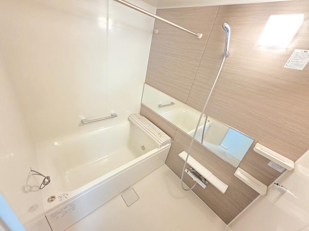 重厚感のあるエントランスが住まう方や来訪者を迎えます。ゆとりあるアプローチと管理の行き届いた共用部が、落ち着いた住環境を演出。毎日の暮らしに安心感と上質な印象を与えてくれるマンションです。