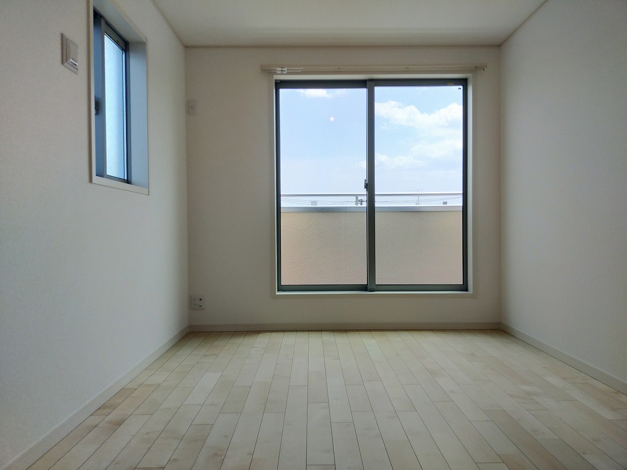 3階には空が見える明るい6帖の洋室2部屋