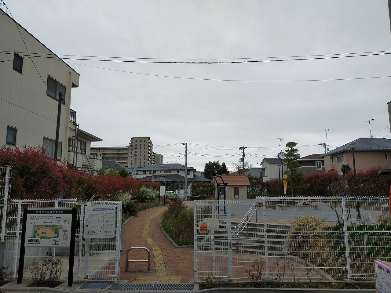 目の前には児童公園正面が開けていて陽当り抜群です