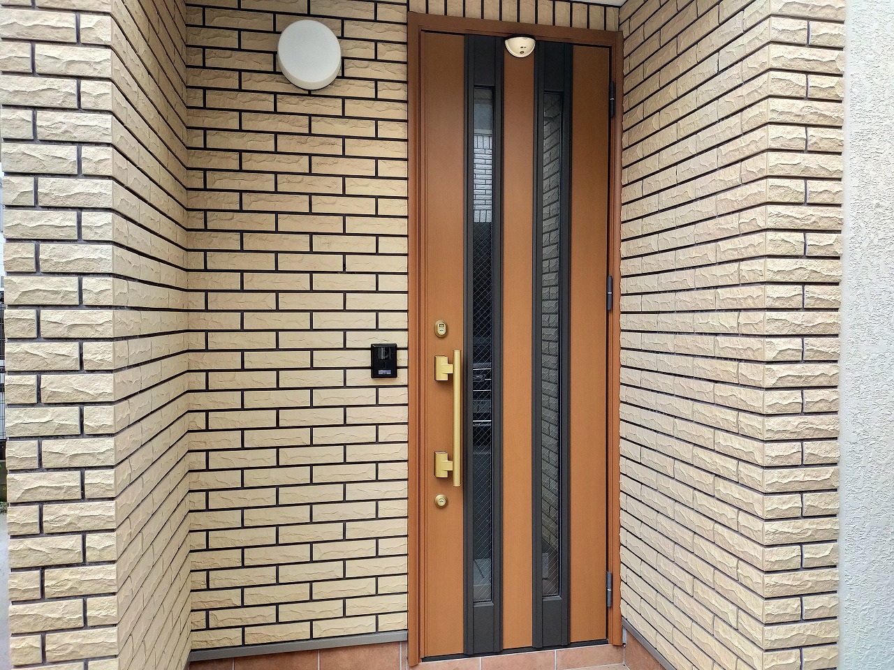 落ち着いた色合いの玄関