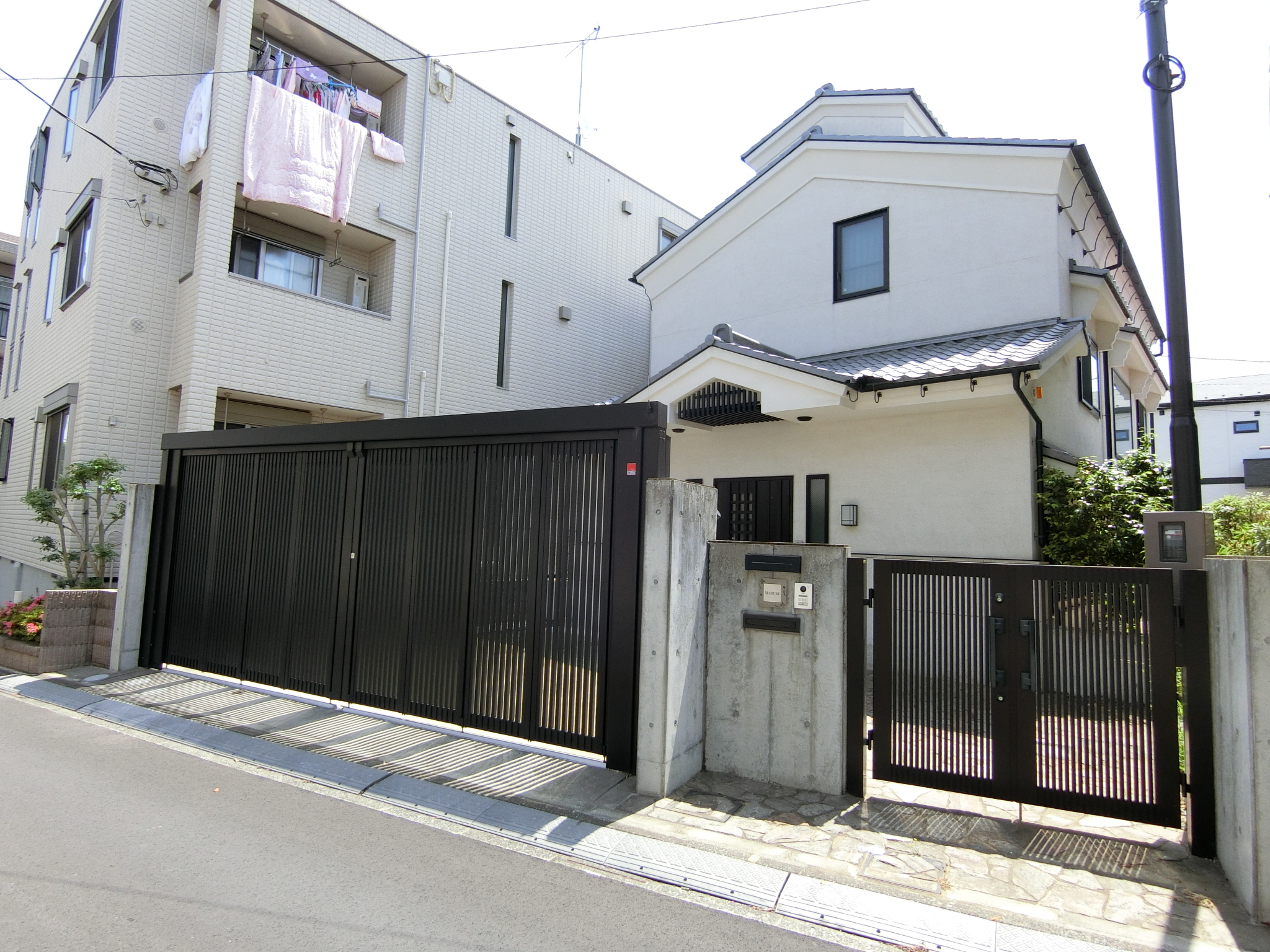 特徴的な外観の鉄骨造3階建てです
