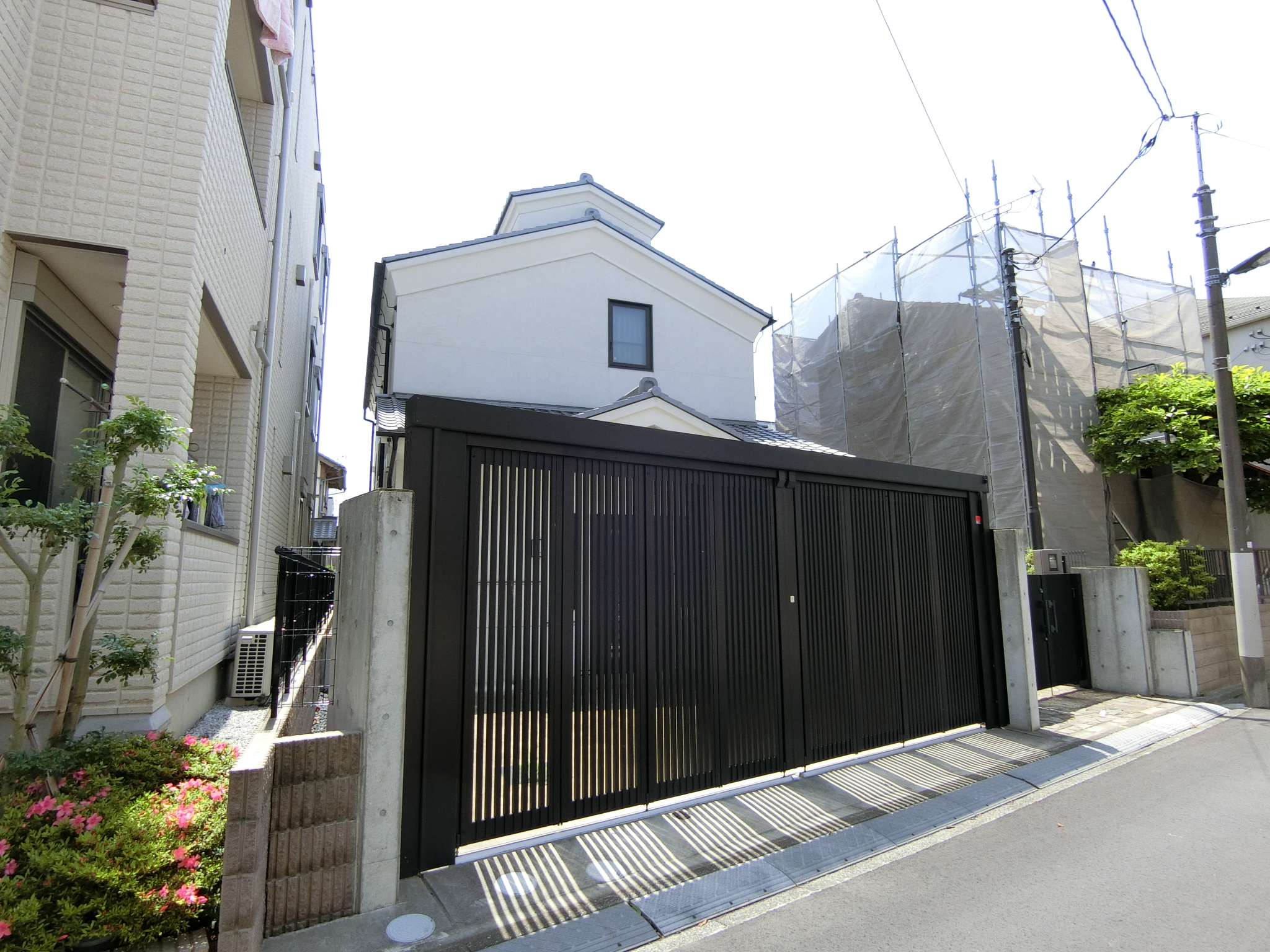 ガレージシャッター、門扉があり防犯面も考慮されております