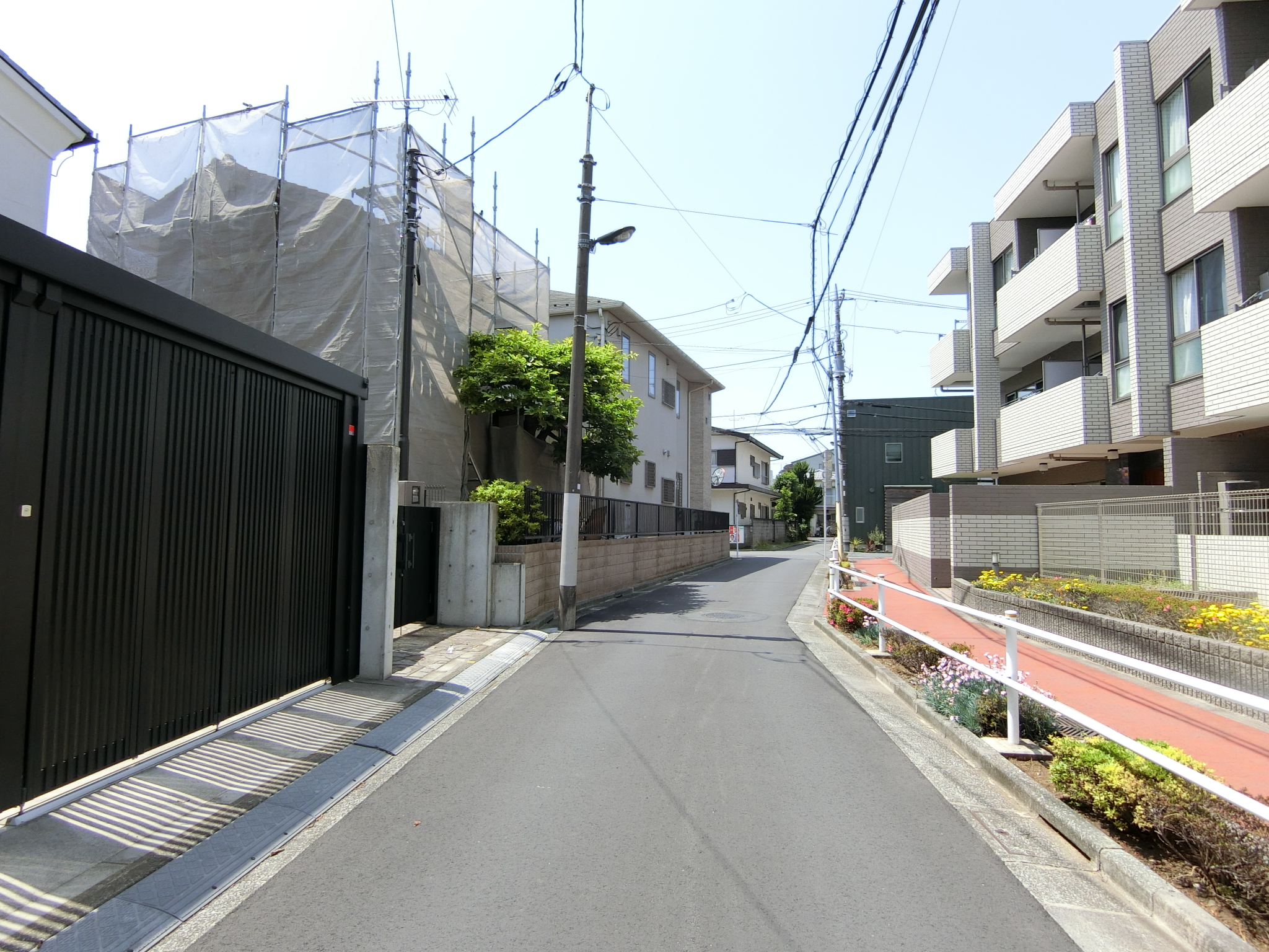 交通量が少なく、落ち着いた雰囲気の街並みです