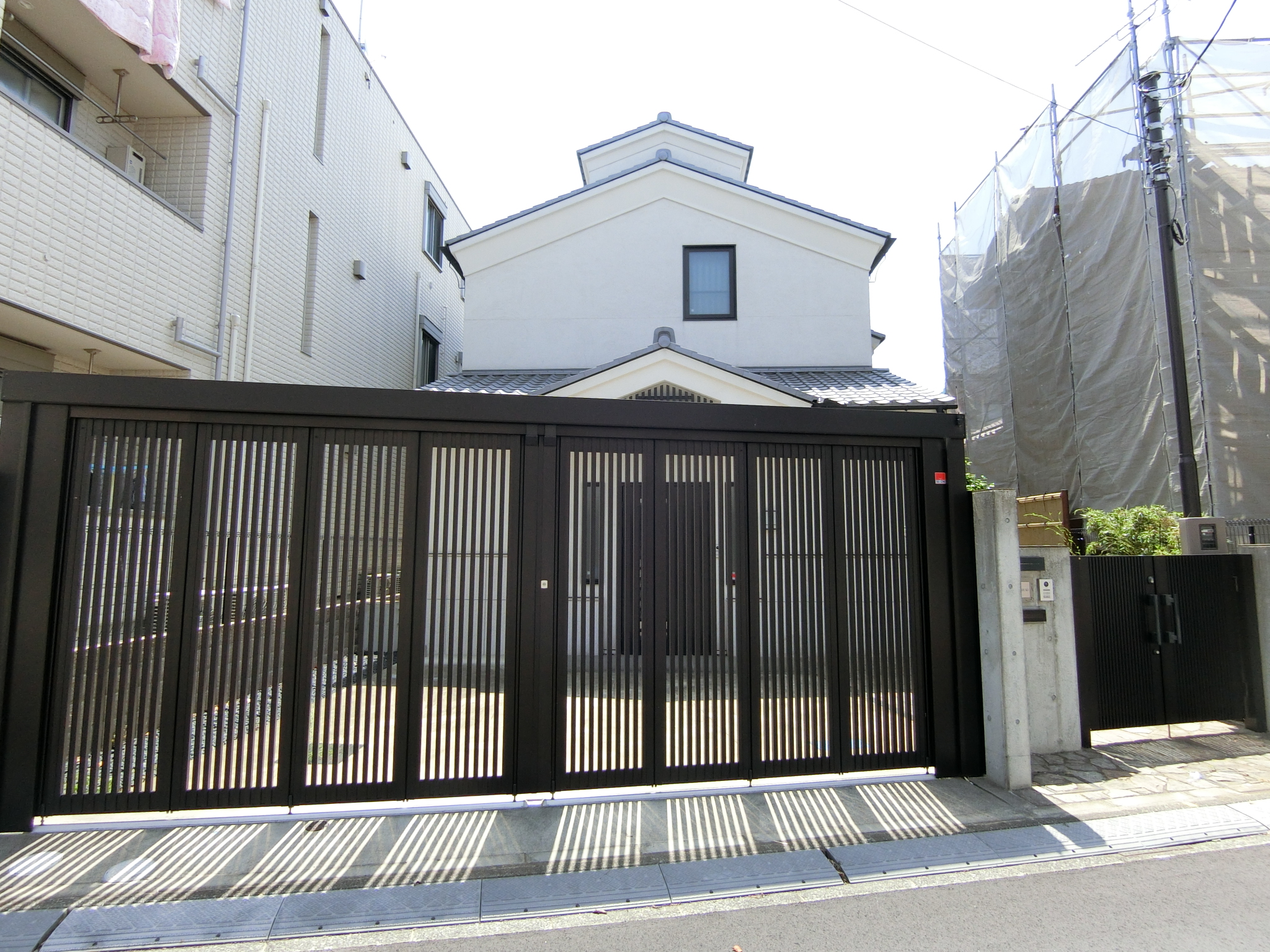 道路から離れた位置に建物があり、風通しの良い配置です