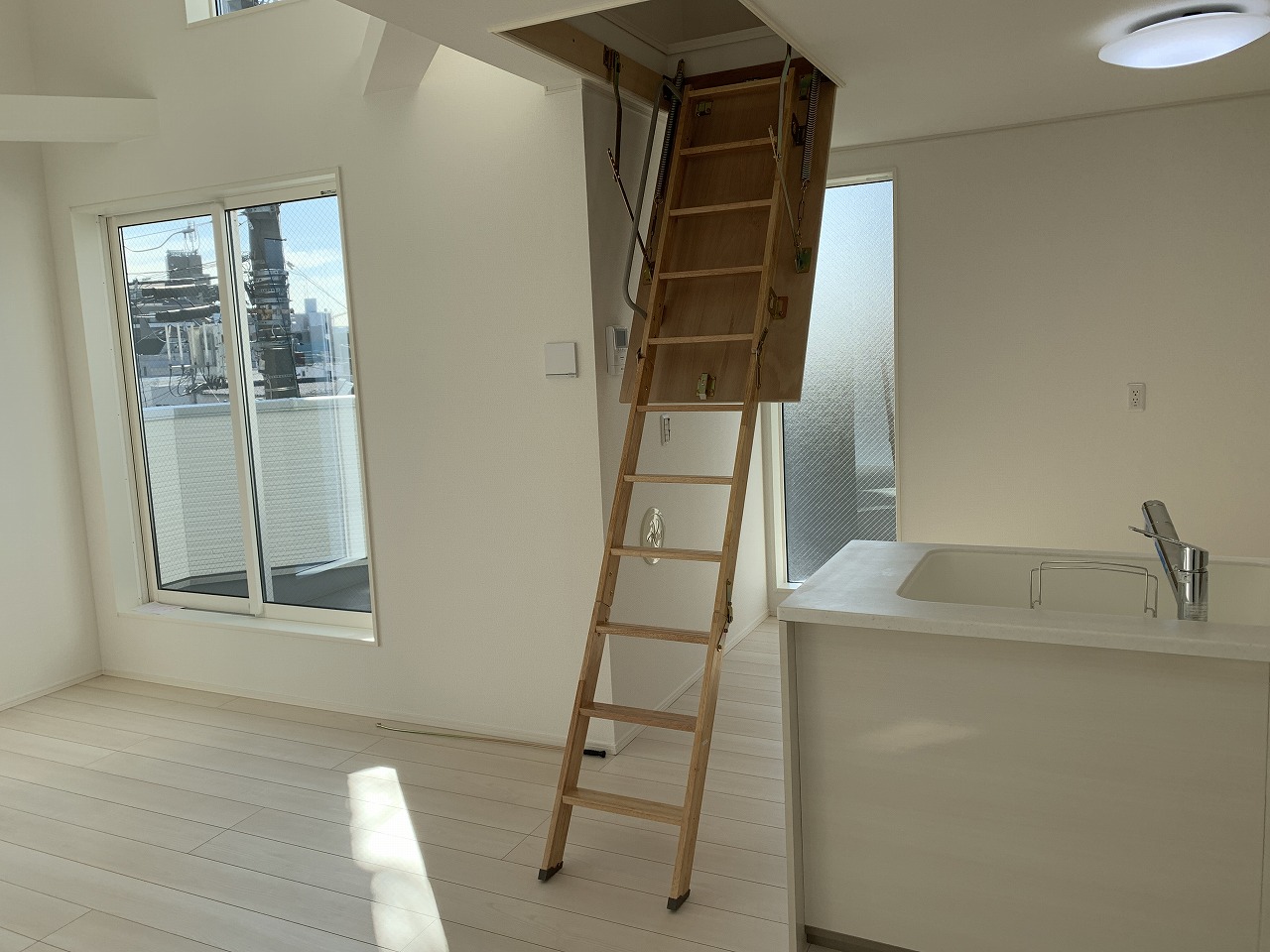 小屋裏収納があるので、季節物や普段使わない物の収納に便利です
