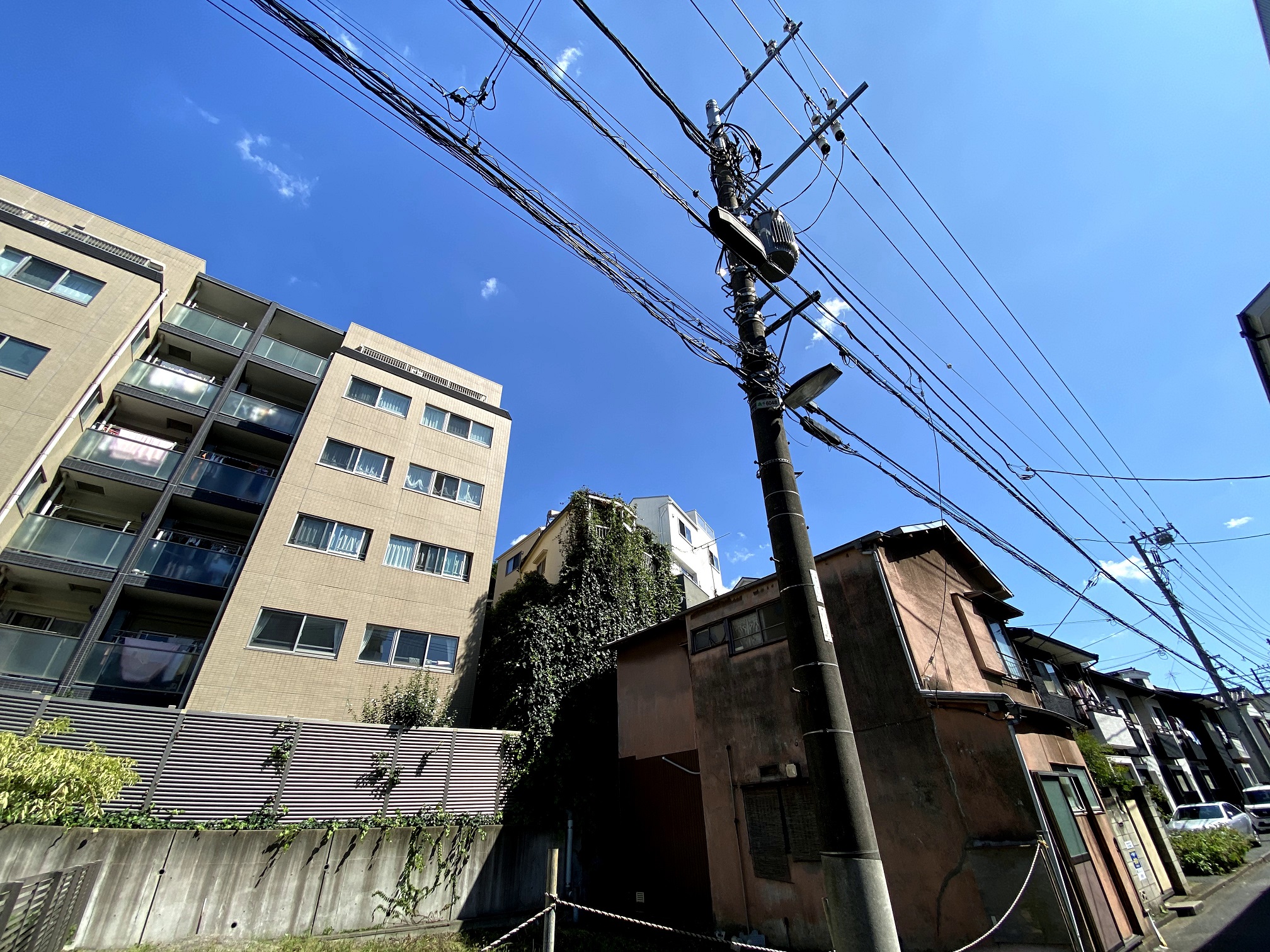 道路裏側から撮影しております。日当たり良好です!!