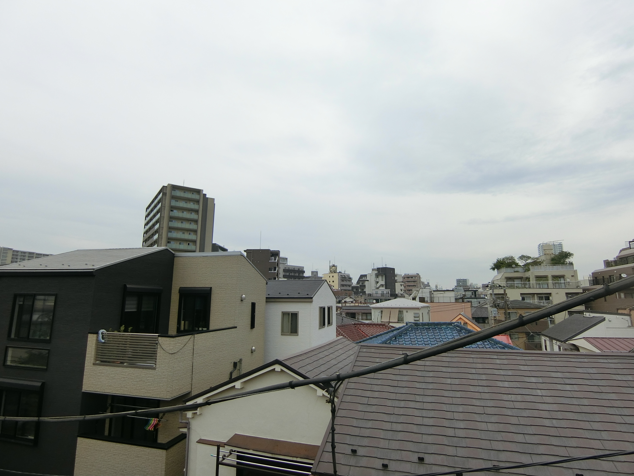 周辺は戸建住宅が立ち並び、圧迫感の無い眺望です