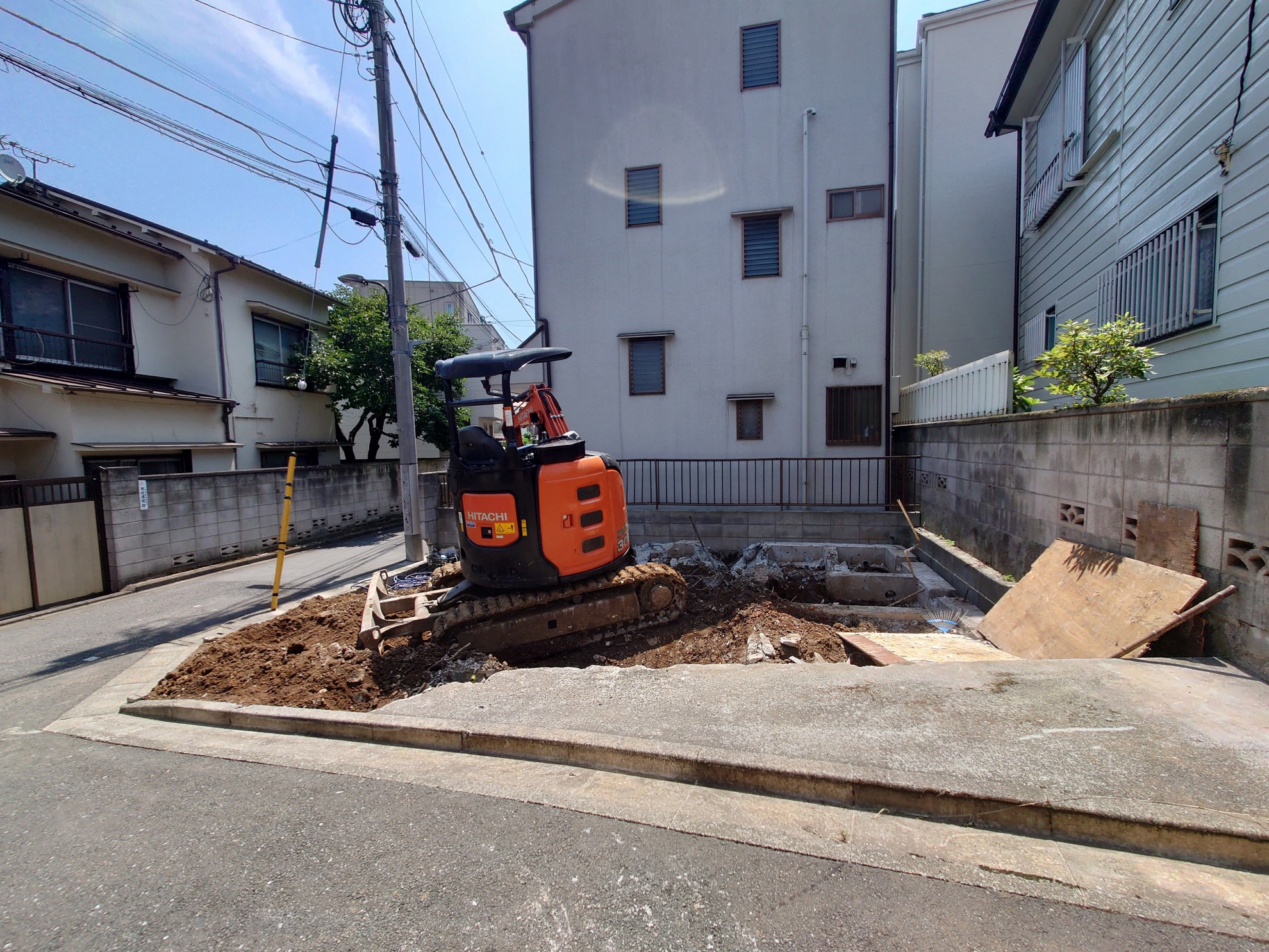 3方向に道路がある為、万が一の際の避難経路の確保も安心です