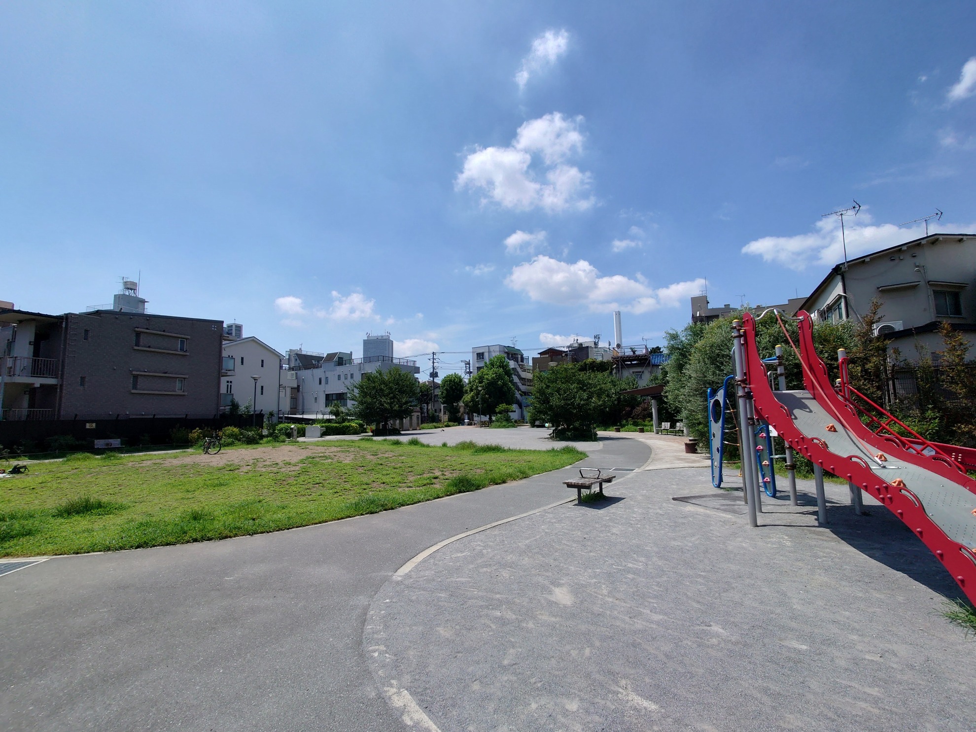 現地からくすのき公園まで約50m車通りの無い道でお子様も安心です