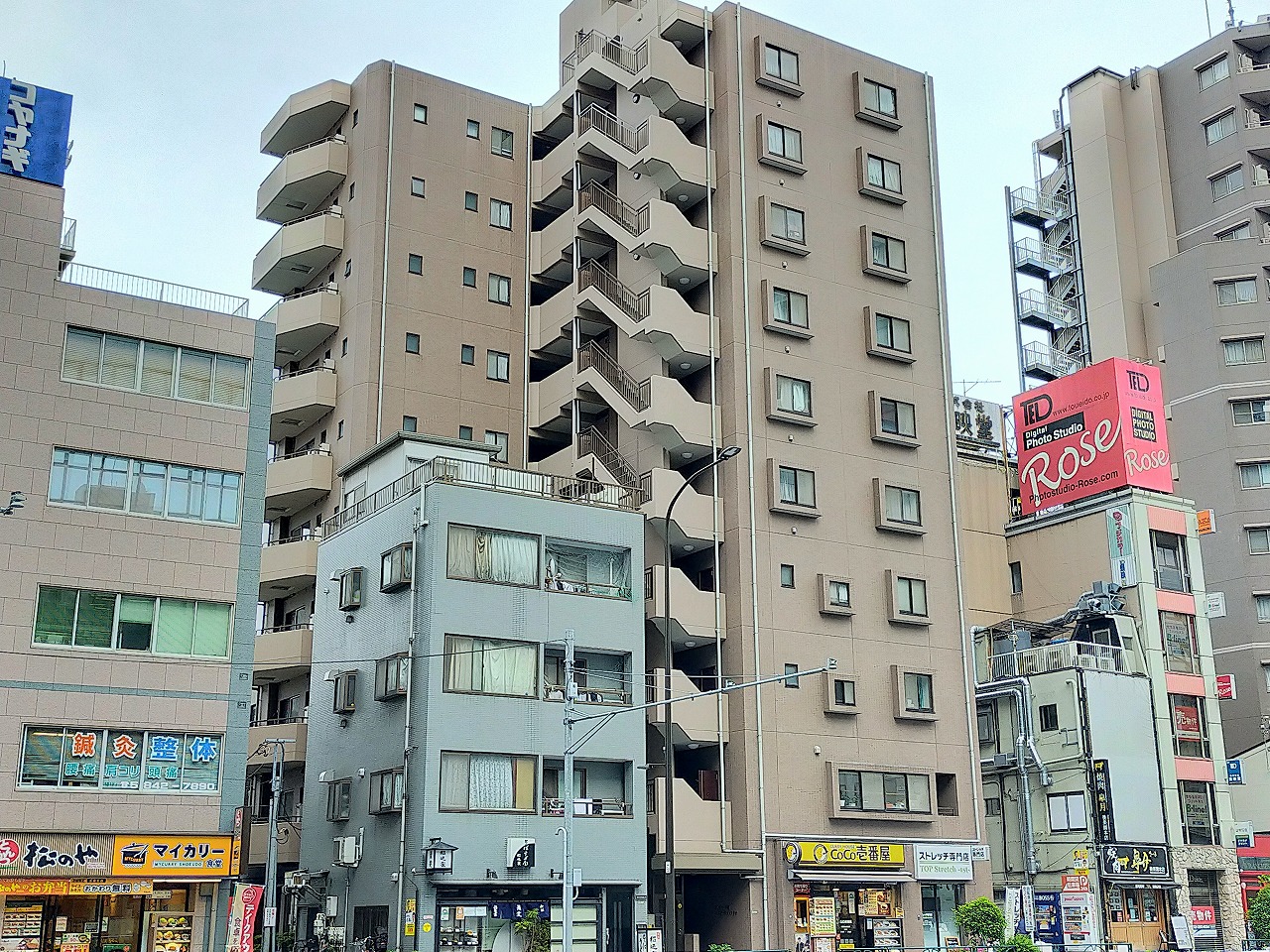 現地外観写真(1階カレーCoCo壱番屋さんが入っているマンションです)