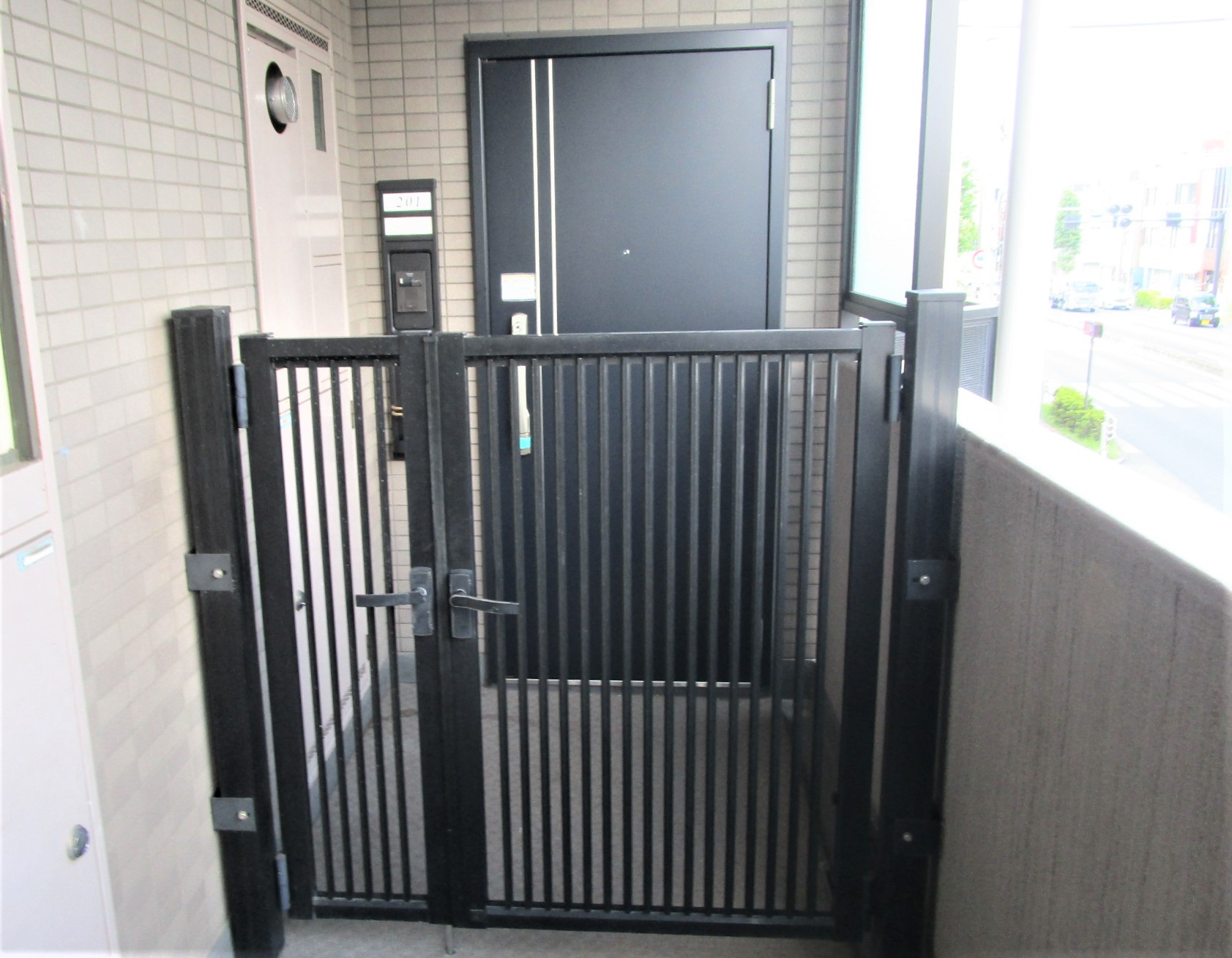 ポーチ付きの角部屋です☆