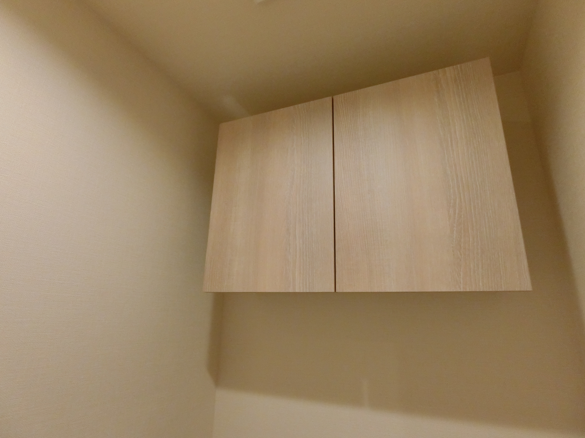 トイレ上部に便利な棚付き