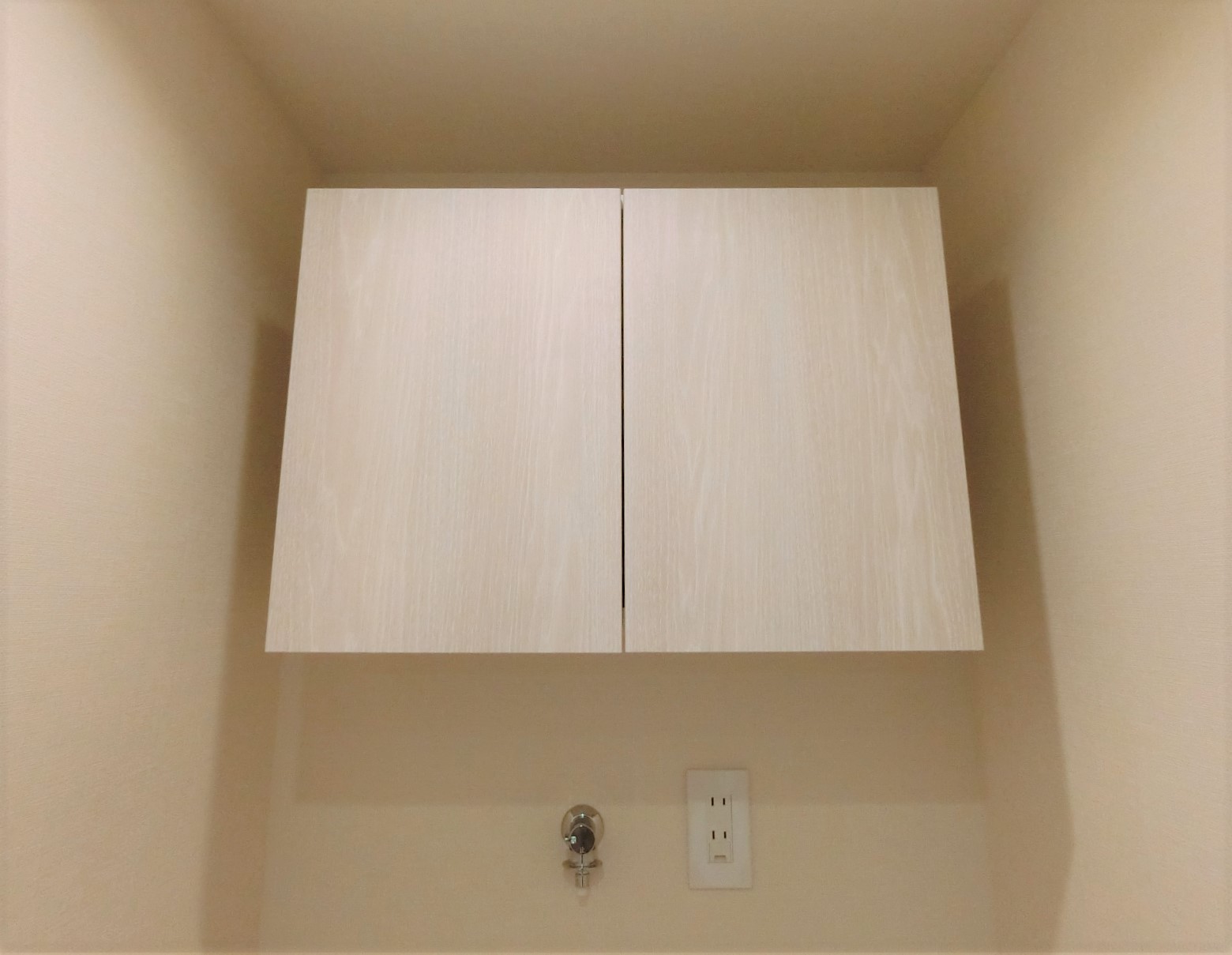洗濯機置き場上部に棚有り