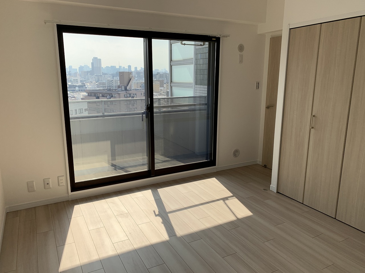 洋室7.6帖です。南東2面採光で明るいお部屋です